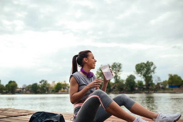 Porträt Einer Jungen Frau Die Freien Wasser Trinkt — Stockfoto