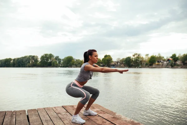 Portrét Ženy Sportovec Dělá Dřepy Venku Jezera — Stock fotografie