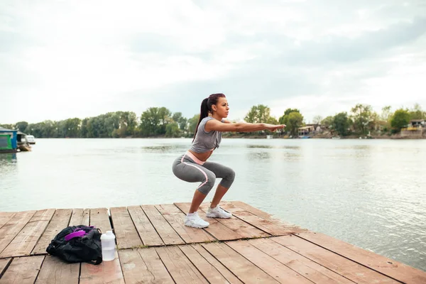 Portrét Ženy Sportovec Dělá Dřepy Venku Jezera — Stock fotografie