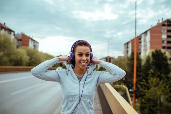 Shot Seorang Wanita Muda Tersenyum Mendengarkan Musik Luar Ruangan — Stok Foto