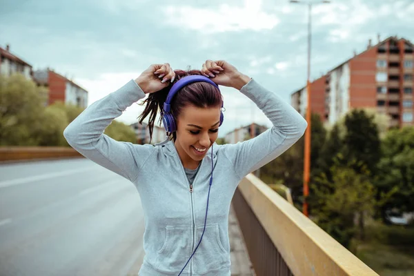 Portrait Smiling Young Woman Getting Ready Workout Some Good Music — Stock Photo, Image