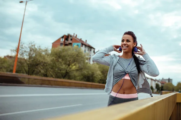 Retrato Uma Mulher Atleta Sorridente Colocando Fones Ouvido Livre — Fotografia de Stock