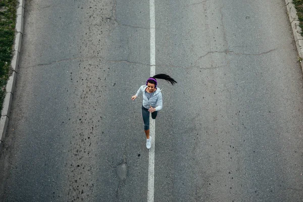 Tiro Cima Uma Mulher Atleta Correndo Estrada — Fotografia de Stock