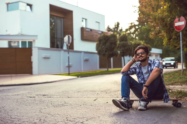 Hombre Atractivo Sentado Longboard Fuera Día Verano —  Fotos de Stock