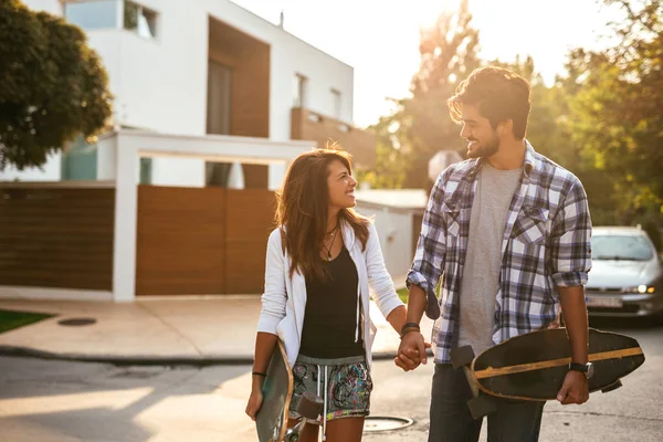 Skott Unga Älskande Par Hålla Händer Och Spendera Härlig Dag — Stockfoto