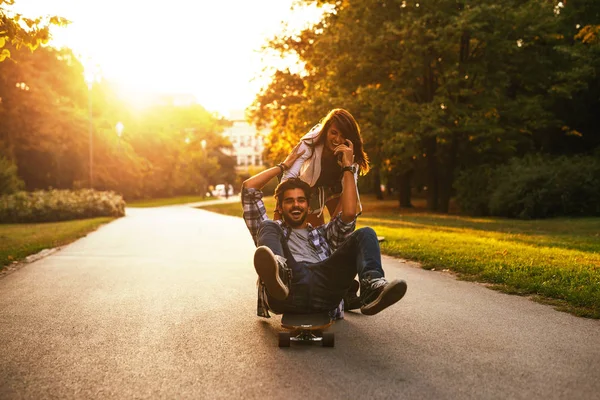 对幸福的夫妻享受户外滑板的照片 — 图库照片
