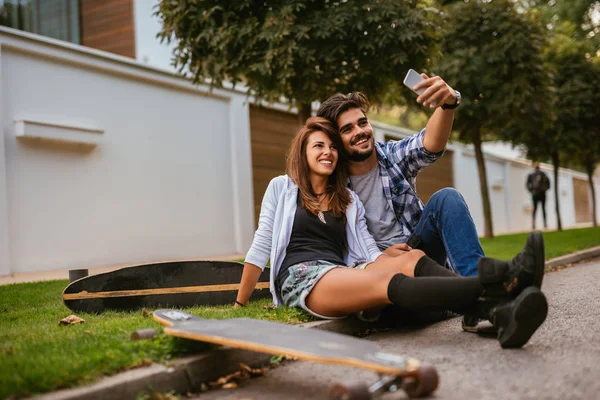 Ζευγάρι Όμορφο Νεολαία Κάνοντας Μια Selfie Ενώ Κάθεται Στο Δρόμο — Φωτογραφία Αρχείου