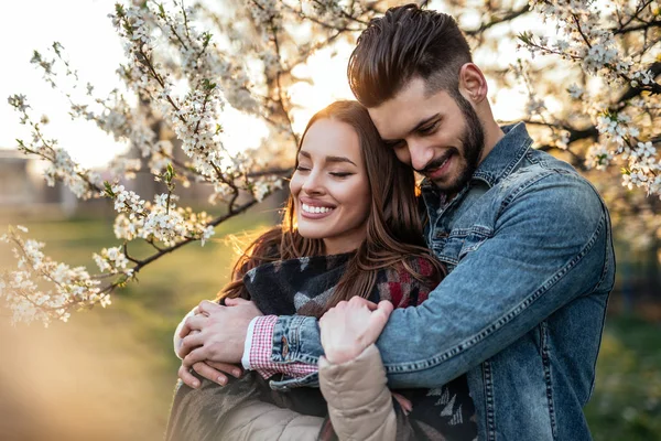 Close Photo Couple Enjoying First Sings Spring Park — Stock Photo, Image