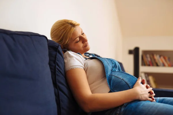 Retrato Cerca Una Mujer Embarazada Que Quedó Dormida Sofá Sala — Foto de Stock
