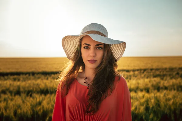 Porträt Einer Schönen Jungen Frau Die Auf Dem Feld Steht — Stockfoto