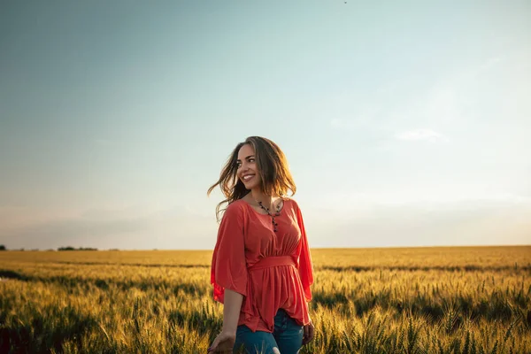 Retrato Uma Jovem Sorridente Caminhando Campo — Fotografia de Stock