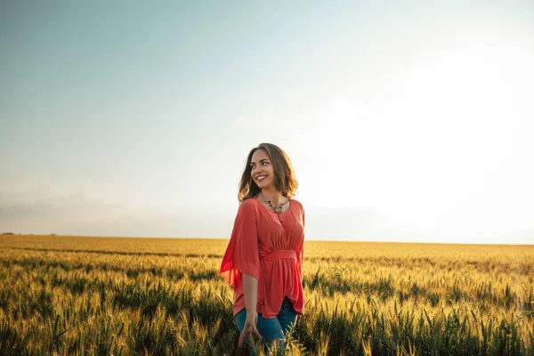 Portrait Smiling Young Woman Walking Field — Stock Photo, Image