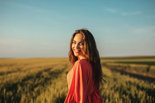 Außenporträt Einer Jungen Frau Die Spaß Auf Dem Feld Hat — Stockfoto