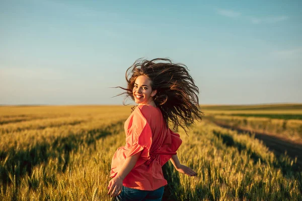 Foto Una Giovane Donna Che Corre Sul Campo — Foto Stock