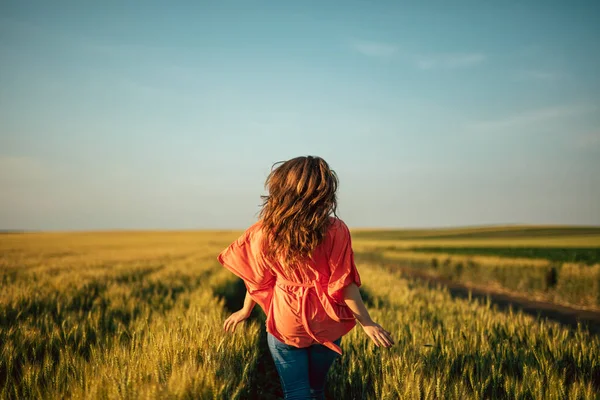 Außenporträt Einer Jungen Frau Die Auf Dem Feld Läuft — Stockfoto