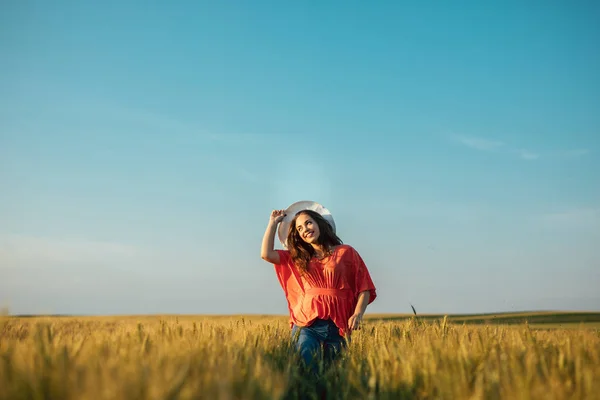 Genç Bir Kadınla Tarlada Gülümseyen Şapka Ile Çekim — Stok fotoğraf