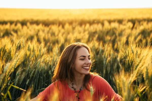 Bir Buğday Alan Genç Bir Kadında Doz Kırpılmış — Stok fotoğraf