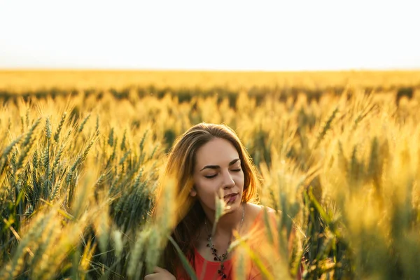 Portrait Young Woman Enjoying Fields — Stock Photo, Image