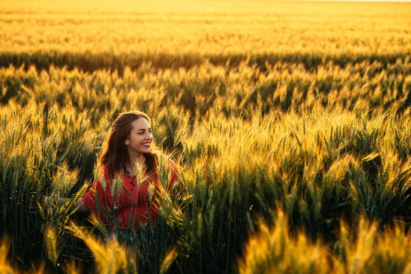 Akşam Işımanın Alanında Bir Genç Kadının Portresi — Stok fotoğraf