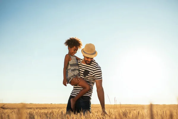 Afro Americano Pai Com Sua Filha Escolhendo Trigo — Fotografia de Stock