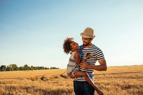 Afro Americano Pai Com Sua Filha Escolhendo Trigo — Fotografia de Stock