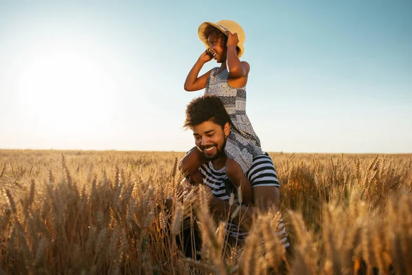 Stilig Afroamerikanska Far Åker Snålskjuts Med Sin Dotter Fältet Vete — Stockfoto