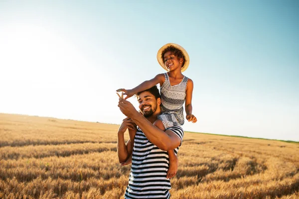 Porträtt Amerikansk Far Och Dotter Limning Fälten — Stockfoto