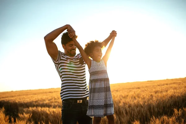 非洲裔美国父亲和女儿开心的肖像在日落时分在田间玩耍 — 图库照片