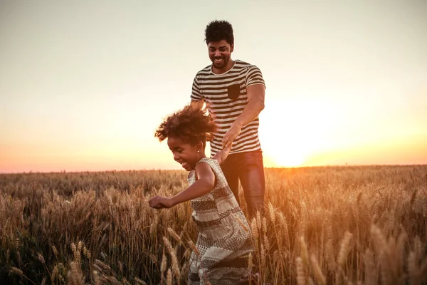 Tiro Pai Filha Afro Americanos Mãos Dadas Divertindo Campo Trigo — Fotografia de Stock