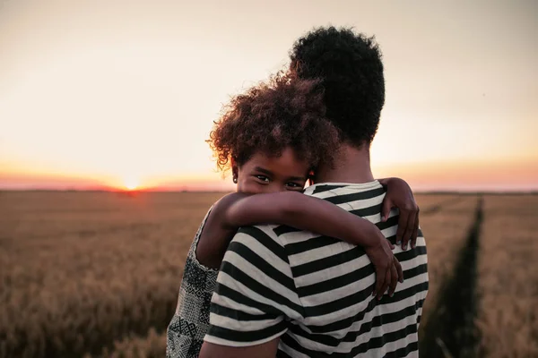 Figlia Padre Condividono Abbraccio Emotivo — Foto Stock