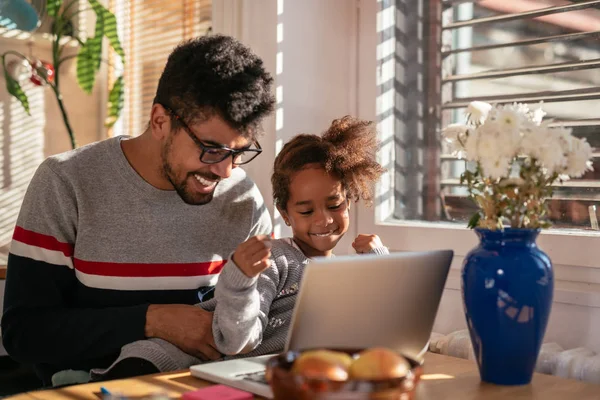 Foto Pai Filha Americanos Brincando Computador Dentro Casa — Fotografia de Stock