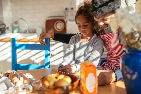 Fotoğraf bir baba ve kızı mutfakta pişirme. 