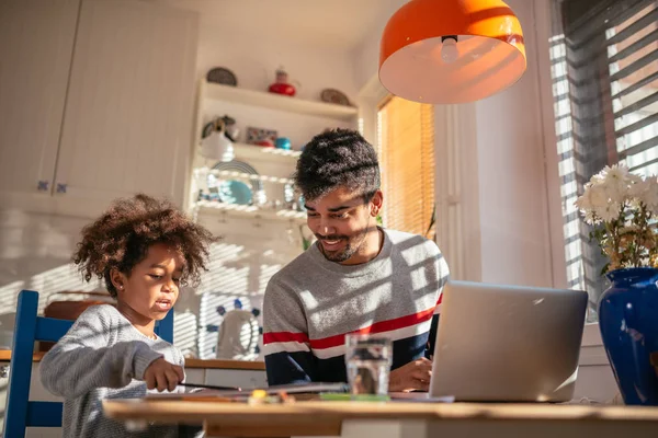 Retrato Joven Padre Sonriente Disfrutando Del Tiempo Con Pequeña Hija — Foto de Stock