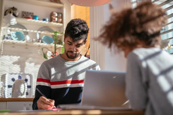 Chica Divirtiéndose Mientras Papá Está Trabajando Desde Casa — Foto de Stock