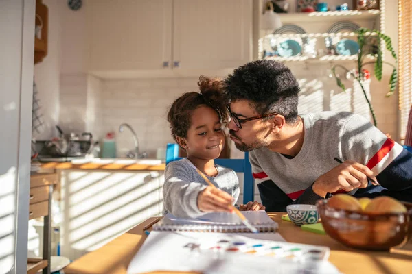 Porträtt Leende Svart Far Och Dotter Limning Tråg Ritning — Stockfoto