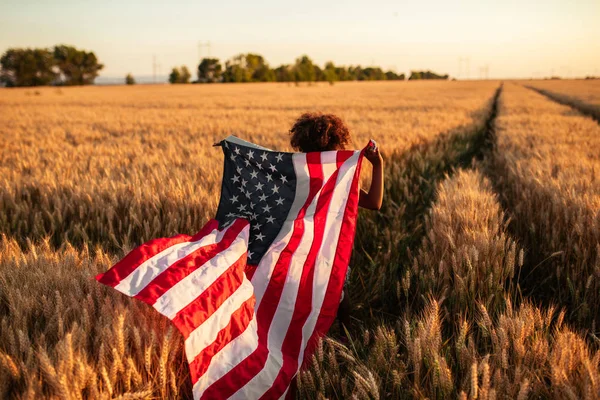 Foto Eines Kleinen Mädchens Beim Ziehen Einer Amerikanischen Flagge Weizenfeld — Stockfoto