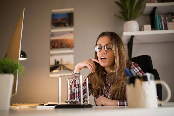 Schot Van Een Vrouw Doet Onderzoek Kantoor Aan Huis — Stockfoto