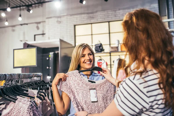 Tiro Uma Mulher Empregada Mostrando Uma Blusa Para Cliente Loja — Fotografia de Stock