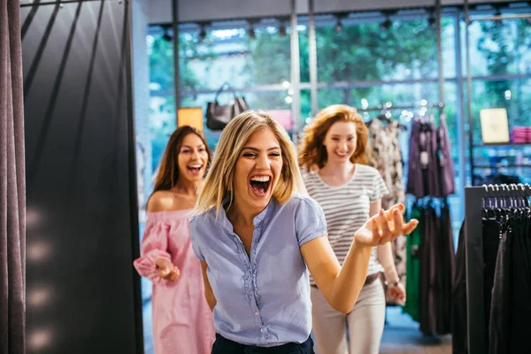 Счастливые Девушки Наслаждаются Покупками Вместе Магазине — стоковое фото