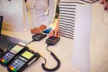 Bir kredi kartı ile ödeme yapma.