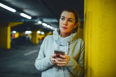 Cep telefonu kullanan bir sporcu kadın portresi kapatın.