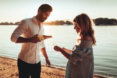 Şarap ile bir tarihte birlikte vakit zevk çift.