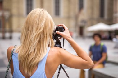 Onun erkek arkadaşı bir fotoğraf ana meydanında çekici genç kadın.