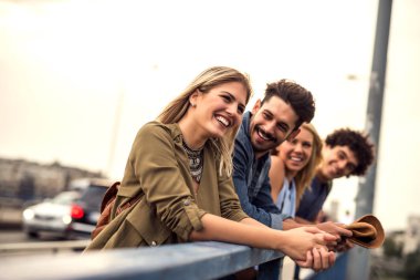 Köprünün seyir ve yürüyüş bir mola arkadaş grubu.