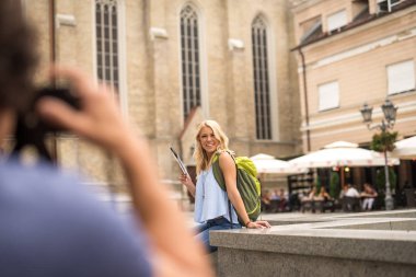 Kasabada fotoğrafını gezi sırasında turist portresi.