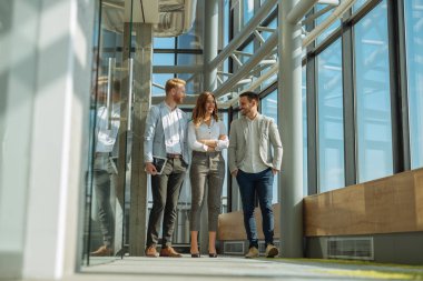 Yürüyüş ve proje hakkında konuşmak üç işadamı portresi üzerinde birlikte çalışıyorlar. İşadamı dijital tablet tutuyor, onlar are tüm akıllı giyinmiş.
