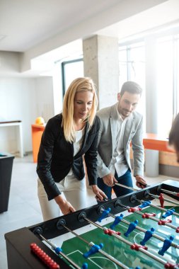 Fotoğraf iş adamları tablo futbol oynarken zevk.