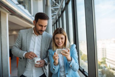 Fotoğraf iki meslektaşlarının sunum öncesi hızlı bir toplantısı.