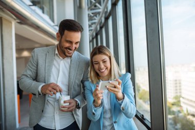 İki arkadaşları selfie bir kahve molası sırasında yapma.