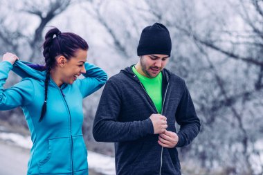 Atlet çift için bir egzersiz açık havada hazırlanıyor portresi.